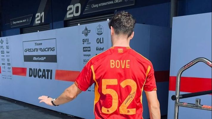 MotoGP, Di Giannantonio cuore giallorosso: arriva in Thailandia con la maglia di Bove MotoGP, Di Giannantonio cuore giallorosso: arriva in Thailandia con la maglia di Bove - immagine 1