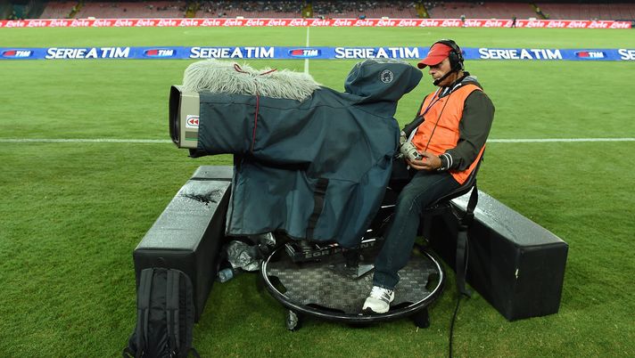 NAPLES, ITALY - SEPTEMBER 24: A TV camera films during the Serie A match between SSC Napoli and US Citta di Palermo at Stadio San Paolo on September 24, 2014 in Naples, Italy. (Photo by Tullio M. Puglia/Getty Images) Bilancio Torino 2019, diritti TV: la crescita dal 2013 è costante. E sugli sponsor…- immagine 1