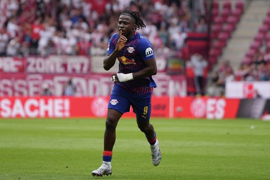 MAINZ, GERMANY - SEPTEMBER 13: Johan Bakayoko of RB Leipzig celebrates after scoring his team's first goal during the Bundesliga match between 1. FSV Mainz 05 and RB Leipzig at MEWA Arena on September 13, 2025 in Mainz, Germany. (Photo by Pau Barrena/Getty Images)