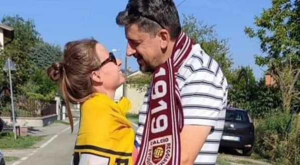 Baci e amore contro sassi e tensioni: la forza del derby Parma-Reggiana… - immagine 1