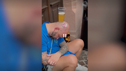 VIDEO / Tifoso inglese ubriaco dorme con una pinta sulla testa. E parte la beerchallenge…