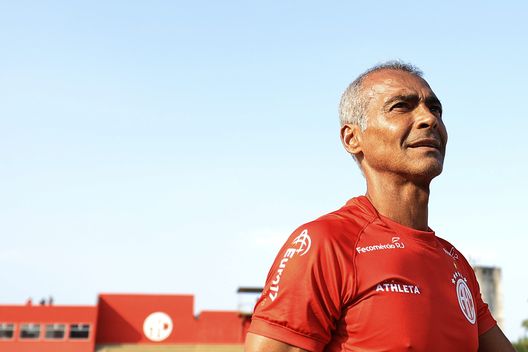 RIO DE JANEIRO, BRAZIL - MAY 18: Romario, current president and player of America RJ looks on prior to a match between America RJ and Petropolis as part of the Cariocao Serie A2 2024 at Giulite Coutinho Stadium on May 18, 2024 in Rio de Janeiro, Brazil. Brazilian former player and FIFA World Cup Champion Romario, announced his intention to return to professional football at the age of 58 to play a match alongside his son Romarinho who signed for America RJ this season. (Photo by Buda Mendes/Getty Images) Romário al vetriolo: “I ragazzi di oggi sono stupidi, io segnerei più di 2.000 gol” - immagine 1