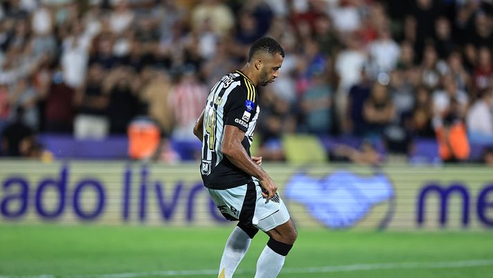 ASUNCION, PARAGUAY - NOVEMBER 22: Vitor Hugo of Atletico Mineiro misses the team's seventh penalty in the penalty shoot out during the 2025 Copa CONMEBOL Sudamericana final between Lanus and Atletico Mineiro at Estadio Defensores del Chaco on November 22, 2025 in Asuncion, Paraguay. (Photo by Buda Mendes/Getty Images) Serataccia per Vitor Hugo. Sbaglia un rigore e perde la Copa Sudamericana - immagine 1