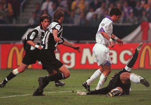 Il gol di Mijatovic. (Photo by Gerd Scheewel/Bongarts/Getty Images) Dalla visione di Dio al Superuomo passando per il fuorigioco: 5 immagini storiche per Real-Juve- immagine 6