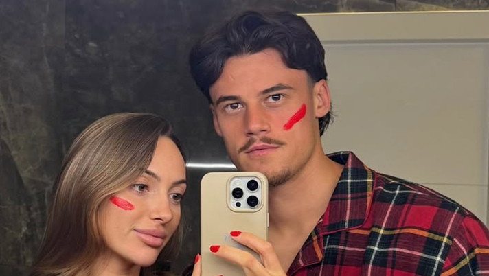 “Un rosso alla violenza”: Svilar e la moglie June contro la violenza di genere “Un rosso alla violenza”: Svilar e la moglie June contro la violenza di genere - immagine 1