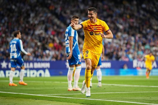 BARCELLONA, SPAGNA - MAGGIO 14: Robert Lewandowski esulta dopo il primo gol nel derby vinto per 2-4 contro l'Espanyol (Foto di Alex Caparros/Getty Images) Espanyol-Barcellona 2-4: il giorno in cui i blaugrana chiusero i conti- immagine 3
