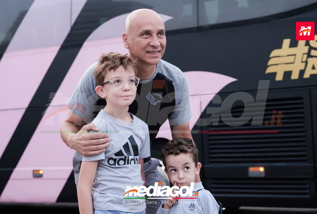 FOTO PALERMO: i giocatori rosanero scattano selfie con i tifosi (GALLERY) - immagine 11