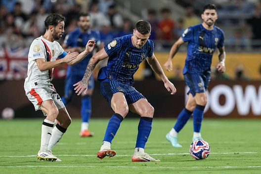 Sergej Milinkovic-Savic dell'Al Hilal controlla la palla contro Bernardo Silva del Manchester City durante la partita degli ottavi di finale della Coppa del Mondo per Club FIFA 2025 tra Manchester City e Al-Hilal al Camping World Stadium il 30 giugno 2025 a Orlando, Florida Manchester City-Al Hilal, italiani in campo: da Koulibaly a Reijnders- immagine 3