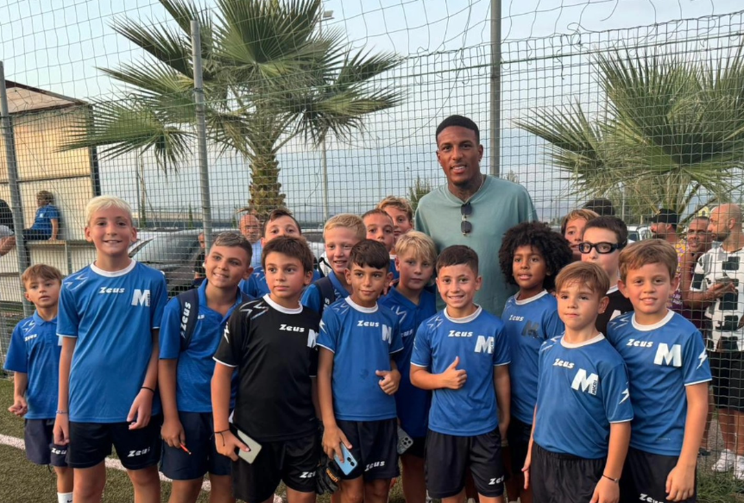 GALLERY Sorpresa di Folorunsho all’ASD Micri: foto con i giovani calciatori - immagine 4