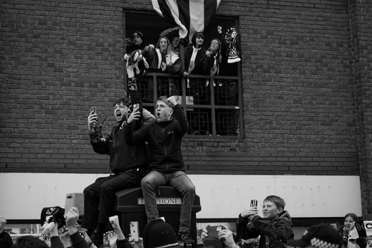 I tifosi durante la parata e i festeggiamenti per il trofeo del Newcastle, il 29 marzo 2025 a Newcastle upon Tyne, Inghilterra. Il Newcastle United ha sconfitto il Liverpool nella finale di Coppa di Lega, ponendo fine al suo digiuno di trofei nazionali durato settant'anni. (Foto di Ian Forsyth/Getty Images) Gunners contro Magpies: la storia dei soprannomi di Arsenal-Newcastle- immagine 5