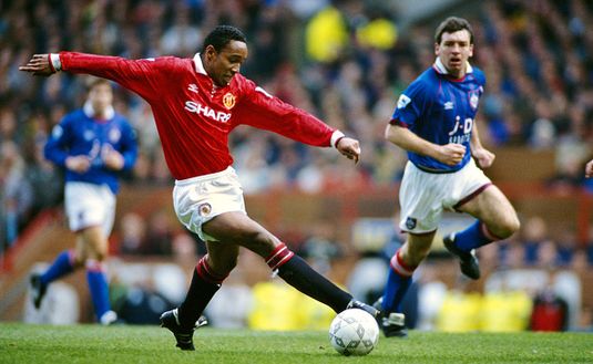 Paul Ince con la maglia del Manchester United, club in cui ha vinto tutto. (Photo by Clive Brunskill/Allsport/Getty Images) Manchester United, l’ex capitano Paul Ince arrestato per guida in stato di ebbrezza- immagine 2