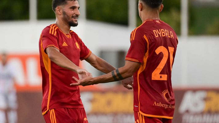 ALBUFEIRA, PORTUGAL - JULY 29: AS Roma players Houssem Aouar and paulo Dybala celebrate during the pre-season friendly match between AS Roma and Estrela Amadora at Estadio Municipal de Albufeira on July 29, 2023 in Albufeira, Portugal. (Photo by Luciano Rossi/AS Roma via Getty Images) Mourinho si aggrappa a Lukaku. Roma, già tanti infortuni: stop per Aouar e Zalewski - immagine 1