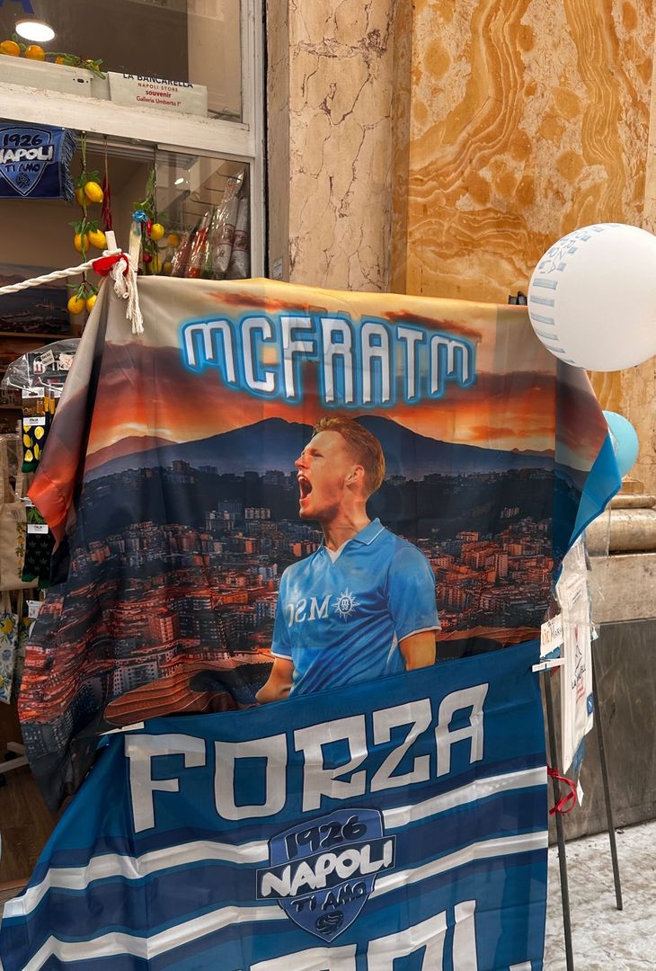 GALLERY Lady McTominay visita al murale di Maradona: spunta anche McFratm - immagine 3