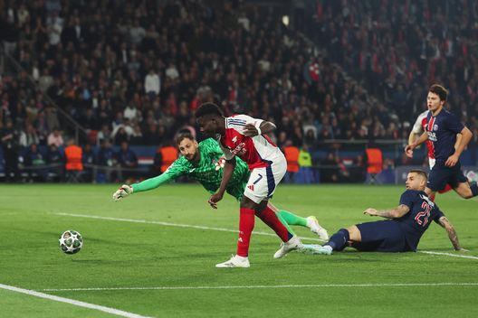 Bukayo Saka in gol durante la semifinale di ritorno della UEFA Champions League 2024/25 tra Paris Saint-Germain e Arsenal FC al Parc des Princes il 7 maggio 2025 a Parigi, Francia. (Foto di Richard Heathcote/Getty Images) Il dominio Reds in Premier e il percorso europeo dei Gunners: la stagione di Liverpool e Arsenal- immagine 5
