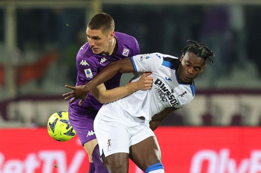 FLORENCE, ITALY - APRIL 17: Nikola Milenkovic of ACF Fiorentina in action against Duván Esteban Zapata Banguero of Atalanta BC during the Serie A match between ACF Fiorentina and Atalanta BC at Stadio Artemio Franchi on April 17, 2023 in Florence, Italy. (Photo by Gabriele Maltinti/Getty Images) Fiorentina, guarda cosa succede a Bergamo: occasione Zapata, ma non solo- immagine 2