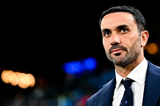 GENOA, ITALY - OCTOBER 31: Raffaele Palladino, head coach of Fiorentina, looks on prior to kick-off in the Serie A match between Genoa and Fiorentina at Stadio Luigi Ferraris on October 31, 2024 in Genoa, Italy. (Photo by Simone Arveda/Getty Images) Tutti titolari? Non proprio. Palladino rischia di dover “scegliere” l’obiettivo- immagine 2