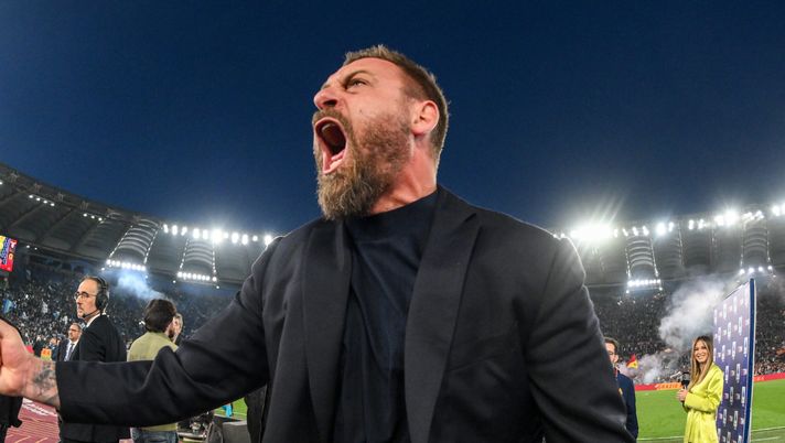 ROME, ITALY - APRIL 06: AS Roma coach Daniele De Rossi celebrates the victory after the Serie A TIM match between AS Roma and SS Lazio - Serie A TIM at Stadio Olimpico on April 06, 2024 in Rome, Italy. (Photo by Fabio Rossi/AS Roma via Getty Images) De Rossi, sempre e per sempre ancora una volta. La scelta felice dei Friedkin - immagine 1
