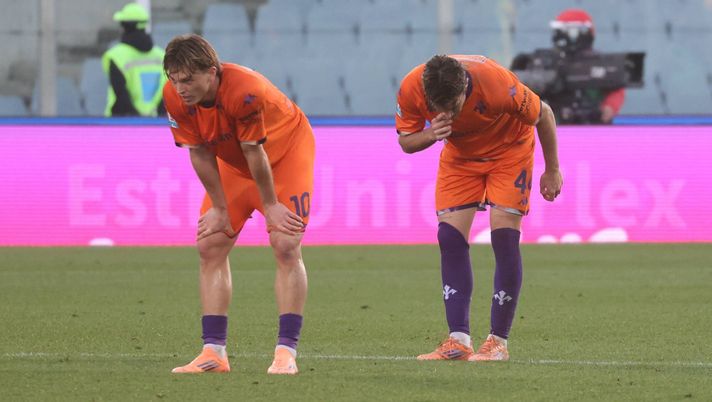 GERMOGLI PH: 14 DICEMBRE 2025 FIRENZE STADIO ARTEMIO FRANCHI CAMPIONATO SERIE A FIORENTINA VS VERONA NELLA FOTO ALBERT Fiorentina in ritiro, Firenze protesta. E i giocatori vanno al VP scortati - immagine 1