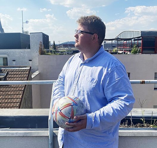 Ha giocato a calcio solo a FIFA, club lo ingaggia grazie ai 20mila euro del padre- immagine 3