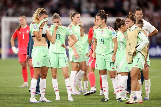 La delusione dell’Italia Femminile dopo l’eliminazione dall’Europeo di Svizzera per mano dell’Inghilterra in semifinale (Foto di Charlotte Wilson/Getty Images) Le Sliding Doors fermano l’Italia Femminile sulla Glory Road- immagine 3