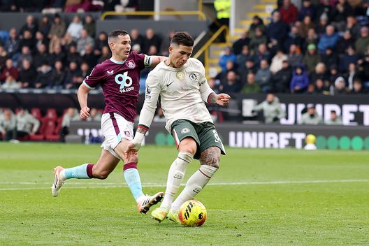 BURNLEY, ENGLAND - NOVEMBER 22: Enzo Fernandez del Chelsea segna il secondo gol della sua squadra durante la partita di Premier League tra Burnley e Chelsea a Turf Moor il 22 novembre 2025 a Burnley, Inghilterra. (Foto di Carl Recine/Getty Images) Chelsea, insulti razzisti contro Wesley Fofana: il calciatore denuncia- immagine 3