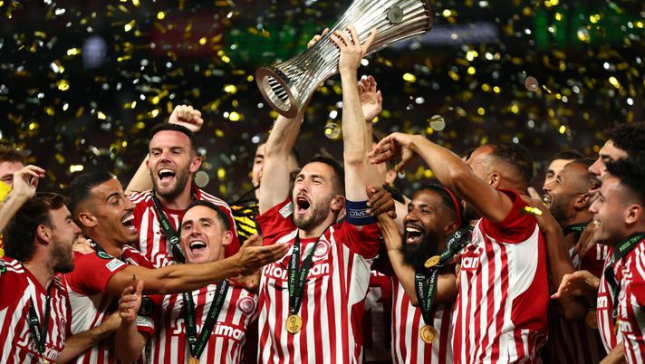 ATHENS, GREECE - MAY 02: Kostas Fortounis of Olympiacos lifts the UEFA Europa Conference League Trophy after his team's victory in the UEFA Europa Conference League 2023/24 final match between Olympiacos FC and ACF Fiorentina at AEK Arena on May 29, 2024 in Athens, Greece. (Photo by Francois Nel/Getty Images) Panathinaikos-Olympiakos, il derby degli eterni nemici: trofei a confronto - immagine 1