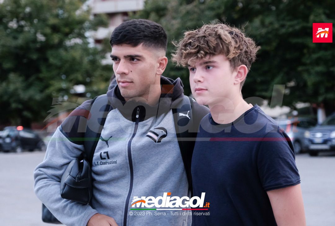 FOTO PALERMO: i giocatori rosanero scattano selfie con i tifosi (GALLERY) - immagine 23