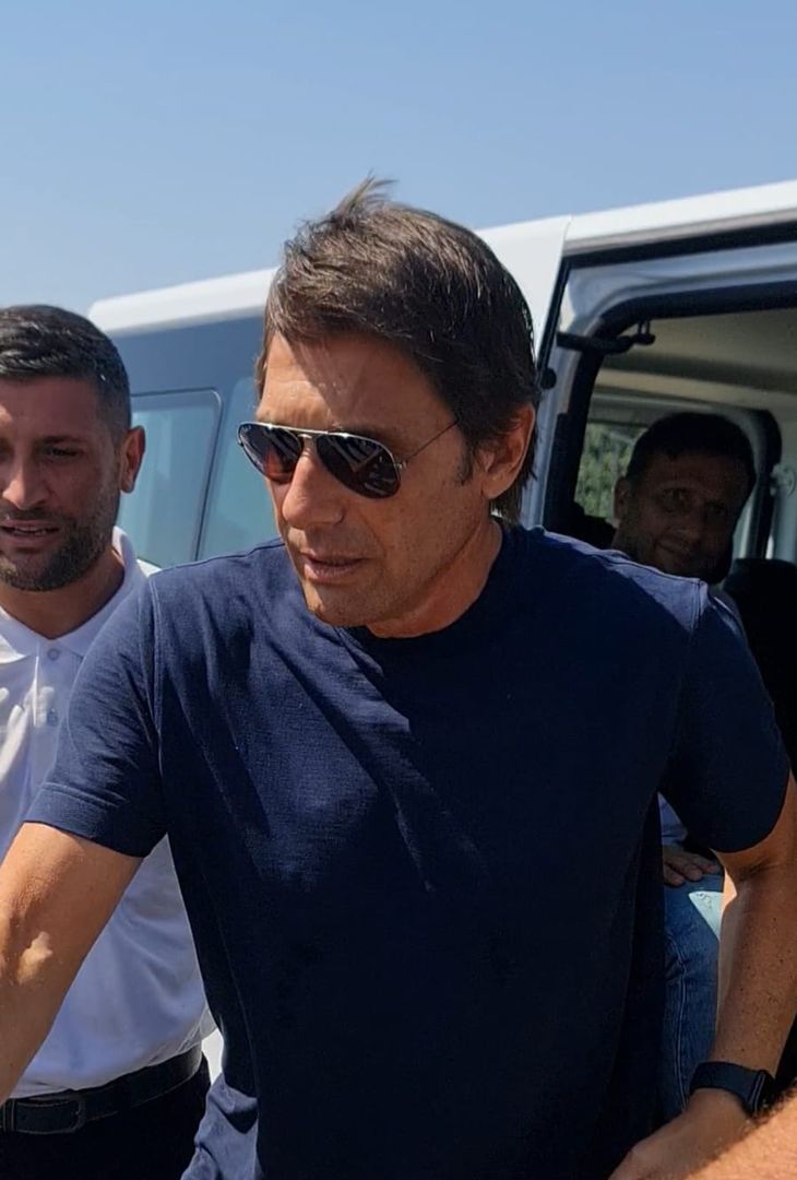 GALLERY Conte lascia il centro sportivo: concessi autografi e foto ai tifosi - immagine 9