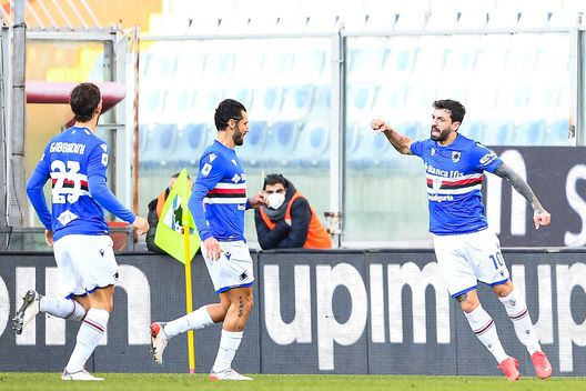 GENOA, ITALY - JANUARY 15: Francesco Caputo of Sampdoria (R) celebrates with his team-mates after scoring a goal during the Serie A match between UC Sampdoria and Torino FC at Stadio Luigi Ferraris on January 15, 2022 in Genoa, Italy. (Photo by Getty Images)
