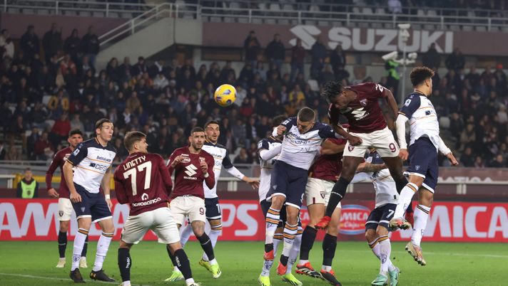 TURIN, ITALY - FEBRUARY 16: Duvan Zapata of Torino FC leaps above the US Lecce defence to head the ball home and give the side a 2-0 lead during the Serie A TIM match between Torino FC and US Lecce - Serie A TIM at Stadio Olimpico di Torino on February 16, 2024 in Turin, Italy. (Photo by Jonathan Moscrop/Getty Images) Un primo tempo deprimente, poi la scossa granata - immagine 1