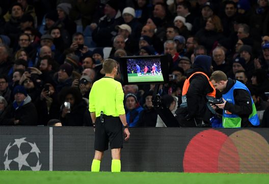 Portogallo: VAR con la batteria scarica, l’arbitro telefona in campo e non concede il rigore- immagine 2