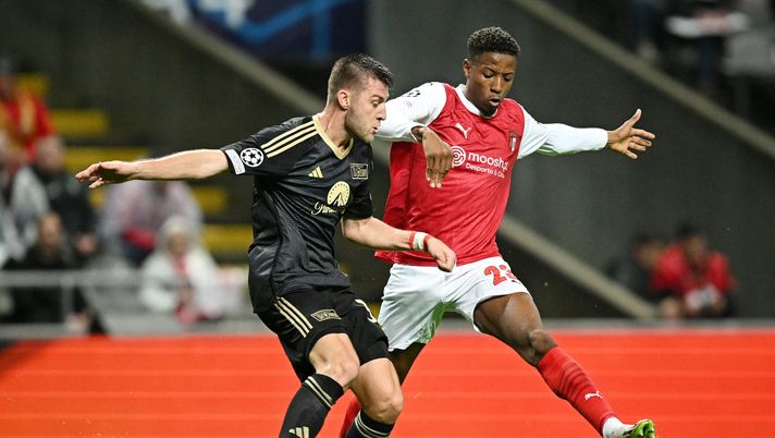 BRAGA, PORTUGAL - NOVEMBER 29: Robin Knoche of 1.FC Union Berlin battles for possession with Simon Banza of SC Braga during the UEFA Champions League match between SC Braga and 1. FC Union Berlin at Estadio Municipal de Braga on November 29, 2023 in Braga, Portugal. (Photo by Octavio Passos/Getty Images) Roma, in agenda c’è anche Banza - immagine 1