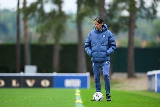 COMO, ITALY - OCTOBER 02: Head Coach Simone Inzaghi of FC Internazionale looks on during the FC Internazionale training session at BPER Training Centre at Appiano Gentile on October 02, 2024 in Como, Italy. (Photo by Mattia Pistoia - Inter/Inter via Getty Images)