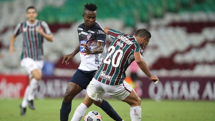 RIO DE JANEIRO, BRAZIL - MAY 18: Daniel Moreno Mosquera of Junior competes for the ball with Yago Felipe of Fluminense during a match between Fluminense and Junior as part of Group D of Copa CONMEBOL Libertadores 2021 at Maracana Stadium on May 18, 2021 in Rio de Janeiro, Brazil. (Photo by Buda Mendes/Getty Images) Hellas Verona, rinforzo in attacco per il primo avversario del Napoli in campionato - immagine 1