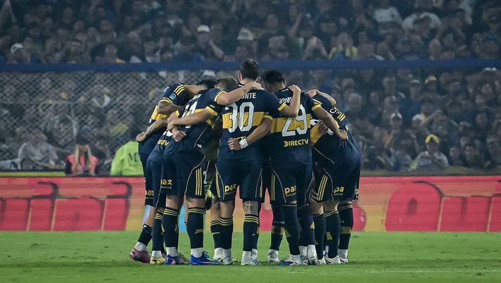 BUENOS AIRES, ARGENTINA - APRIL 11: Players of Boca Juniors huddle prior to a Torneo Apertura Mercado Libre 2026 match between Boca Juniors and Independiente at Estadio Alberto J. Armando on April 12, 2026 in Buenos Aires, Argentina. (Photo by Marcelo Endelli/Getty Images) Boca Juniors-Barcelona, dove vedere la partita in diretta tv e in streaming LIVE - immagine 1