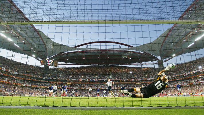 LISBON, PORTUGAL - JUNE 13: French footballer Fabien Barthez saves the penalty from England player David Beckham during the France v England Group B match in the 2004 UEFA European Football Championships at the Estadio da Luz on 13 June, 2004 in Lison, Portugal. (Photo by Ross Kinnaird/Getty Images) L’IFAB valuta una rivoluzione nei calci di rigore: addio alle ribattute - immagine 1