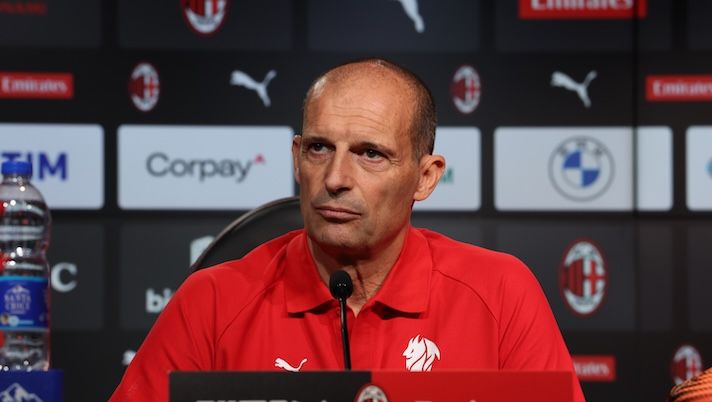 CAIRATE, ITALY - OCTOBER 04: Head coach AC Milan Massimiliano Allegri speaks with the media during press conference at Milanello on October 04, 2025 in Cairate, Italy. (Photo by Claudio Villa/AC Milan via Getty Images) Allegri: “Leao, Tomori, Gimenez, Pulisic, Rabiot, Estupinan, Jashari: chi recupera e chi no! Nkunku…” - immagine 1