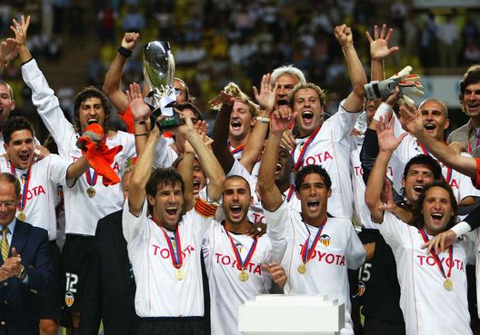 Valencia vince la Supercoppa Europea nel 2004 con Ranieri in panchina (Foto di Christopher Lee/Getty Images) ESCLUSIVA Valencia, dal baratro al sogno Europa: il miracolo di Corberán- immagine 2
