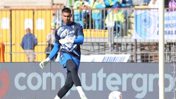 EMPOLI, ITALIA - 20 OTTOBRE: Devis Llach Vasquez, portiere dell'Empoli FC, si scalda durante la partita di Serie A tra Empoli e Napoli allo Stadio Carlo Castellani il 20 ottobre 2024 a Empoli, Italia. (Foto di Gabriele Maltinti/Getty Images) Roma, UFFICIALE: Devis Vasquez nuovo portiere giallorosso - immagine 1