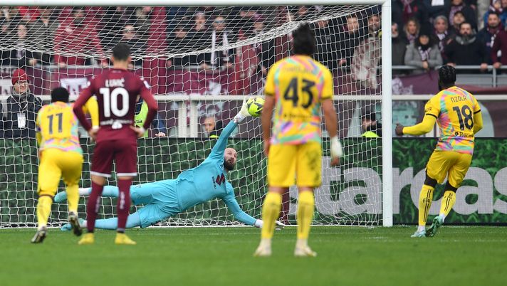 TURIN, ITALY - JANUARY 15: M'Bala Nzola of Spezia Calcio scores the team's first goal past Vanja Milinkovic-Savic of Torino FC from the penalty spot during the Serie A match between Torino FC and Spezia Calcio at Stadio Olimpico di Torino on January 15, 2023 in Turin, Italy. (Photo by Valerio Pennicino/Getty Images) Toro, con lo Spezia un’imbarazzante sconfitta - immagine 1