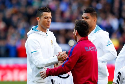 Cristiano Ronaldo del Real Madrid saluta Lionel Messi del Barcellona prima della partita di Liga tra Real Madrid e Barcellona allo stadio Santiago Bernabeu, il 23 dicembre 2017 a Madrid, Spagna. (Foto di Gonzalo Arroyo Moreno/Getty Images) Messi sorprende tutti: “Io e Ronaldo? Rispetto, ma niente amicizia”- immagine 2
