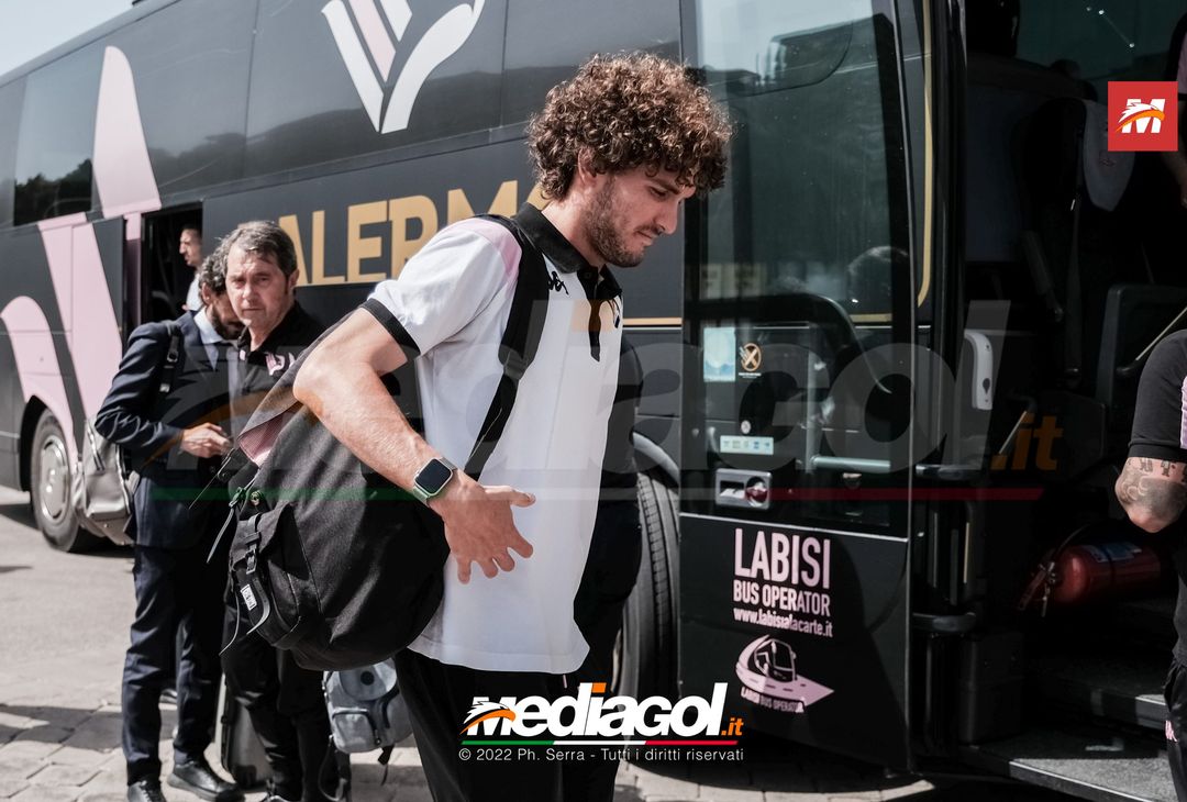 FOTO Palermo, il rientro al “Renzo Barbera” dopo la trasferta di Padova (Gallery) - immagine 15