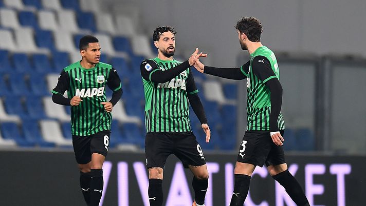 REGGIO NELL'EMILIA, ITALY - FEBRUARY 20: Francesco Caputo of US Sassuolo celebrates after scoring the 1-1 goal during the Serie A match between US Sassuolo and Bologna FC at Mapei Stadium - Città del Tricolore on February 20, 2021 in Reggio nell'Emilia, Italy. Sporting stadiums around Italy remain under strict restrictions due to the Coronavirus Pandemic as Government social distancing laws prohibit fans inside venues resulting in games being played behind closed doors. (Photo by Alessandro Sabattini/Getty Images) Sassuolo, allenamento in attesa di novità: a parte Boga, Bourabia e Chiriches - immagine 1