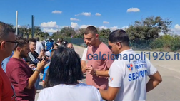 FOTO Buongiorno si gode l’abbraccio dei tifosi a Castel Volturno: selfie e autografi