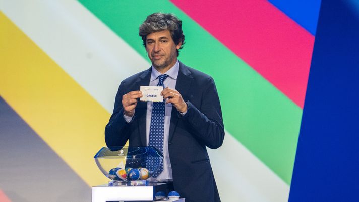 FRANKFURT AM MAIN, GERMANY - OCTOBER 09: Demetrio Albertini draws Greece during the UEFA EURO 2024 qualifying round draw at Messe Frankfurt on October 09, 2022 in Frankfurt am Main, Germany. (Photo by Thomas Lohnes/Getty Images) Albertini: “Il derby vinto dal Milan? È stata una partita in pieno Allegri style” - immagine 1