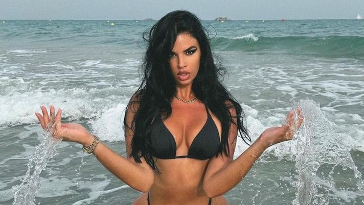 Ivana Knoll saluta Ibiza e incanta i follower: le curve in bikini sono da capogiro - immagine 1