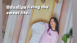 FOTO Palermo, Dua Lipa sempre più rosanero: su Instagram posa ancora con la maglia