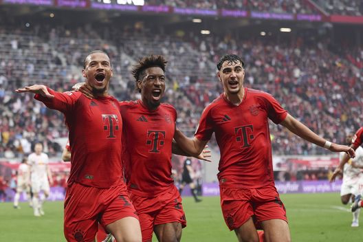 Leroy Sane esulta con Kinglesy Coman e Aleksandar Pavlovic (Foto di Maja Hitij/Getty Images) Davide contro Golia: il Bayern Monaco vale quasi duecento volte l’Auckland- immagine 3