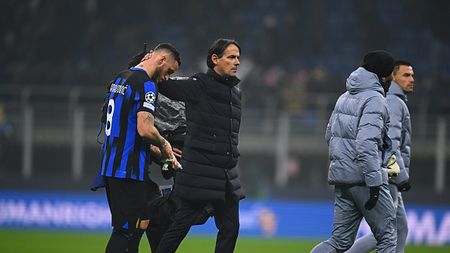 MILAN, ITALY - DECEMBER 12: head coach of FC Internazionale Simone Inzaghi embraces his player Marko Arnautovic as they leave the pitch after the UEFA Champions League match between FC Internazionale and Real Sociedad at Stadio Giuseppe Meazza on December 12, 2023 in Milan, Italy. (Photo by Mattia Ozbot - Inter/Inter via Getty Images)