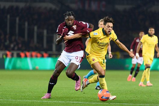 TORINO, ITALIA - 8 DICEMBRE: Duván Zapata del Torino FC si contende il pallone durante la partita di Serie A tra Torino FC e AC Milan allo Stadio Olimpico di Torino l'8 dicembre 2025 a Torino, Italia. (Foto di Stefano Guidi - Torino FC/Torino FC 1906 via Getty Images) Torino Milan